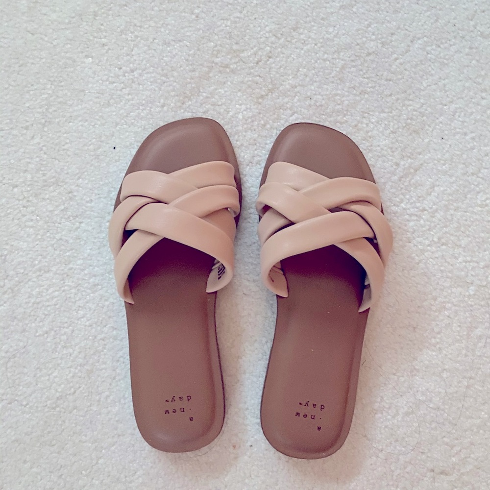 A New Day | padded, quilted beige/light/tan caramel sandals ; new, unworn